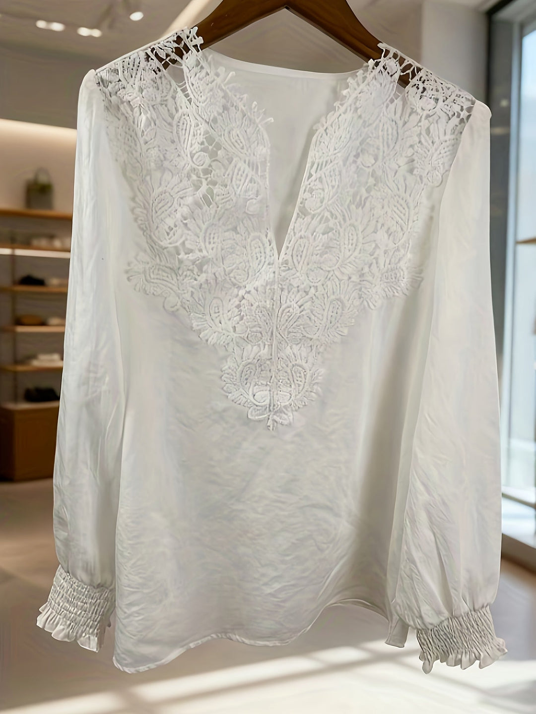 Delia | Broderet V-Hals Bluse