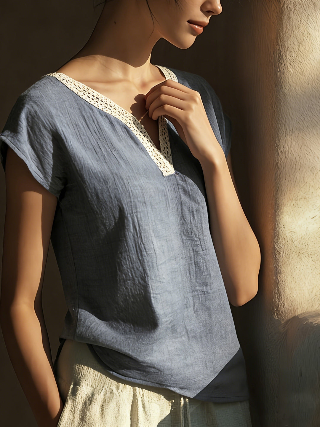 Bonnie | Bluse med V-hals og Blondekant