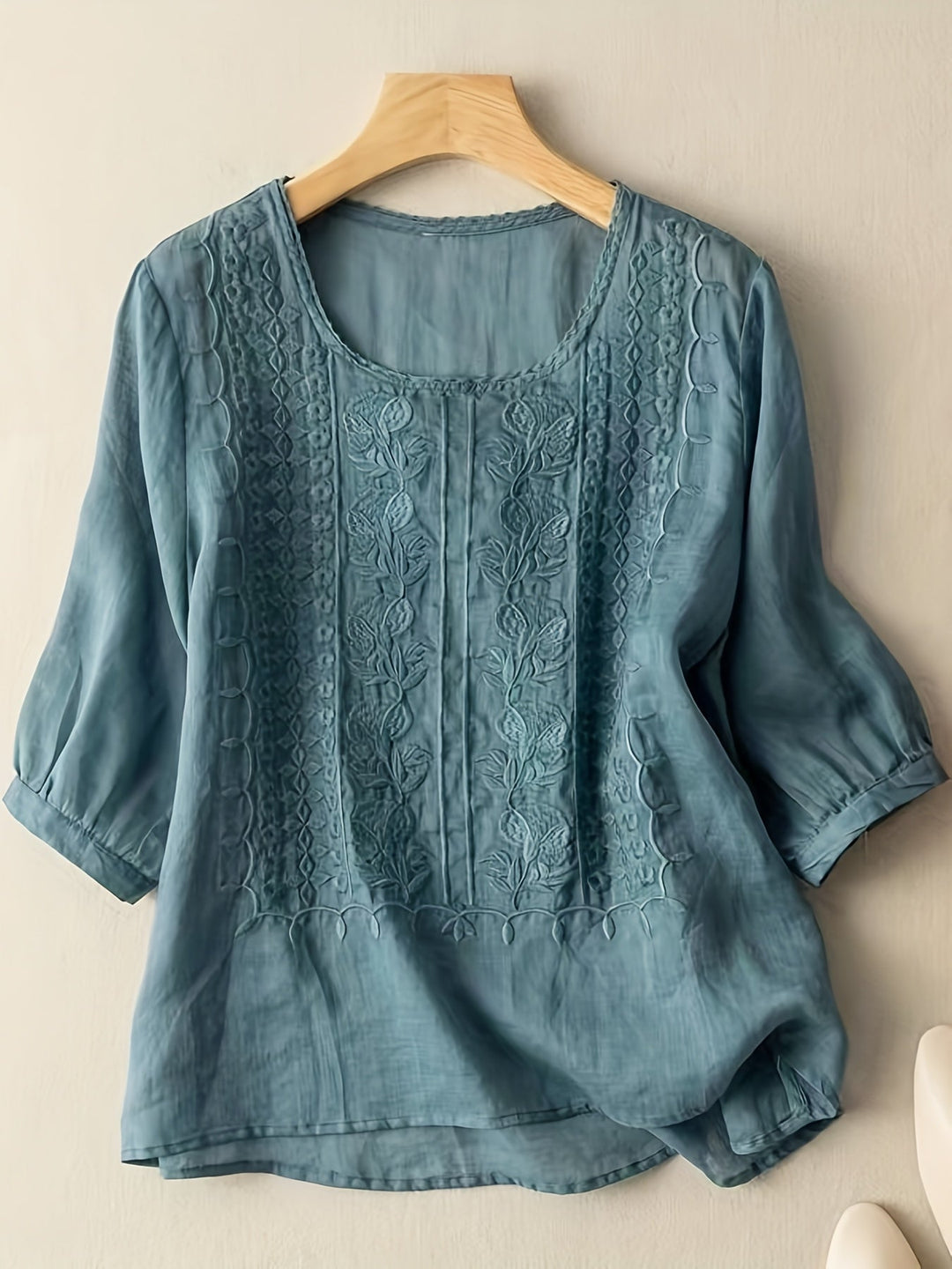 Susannah | Broderet Scoop-Nakke Bluse
