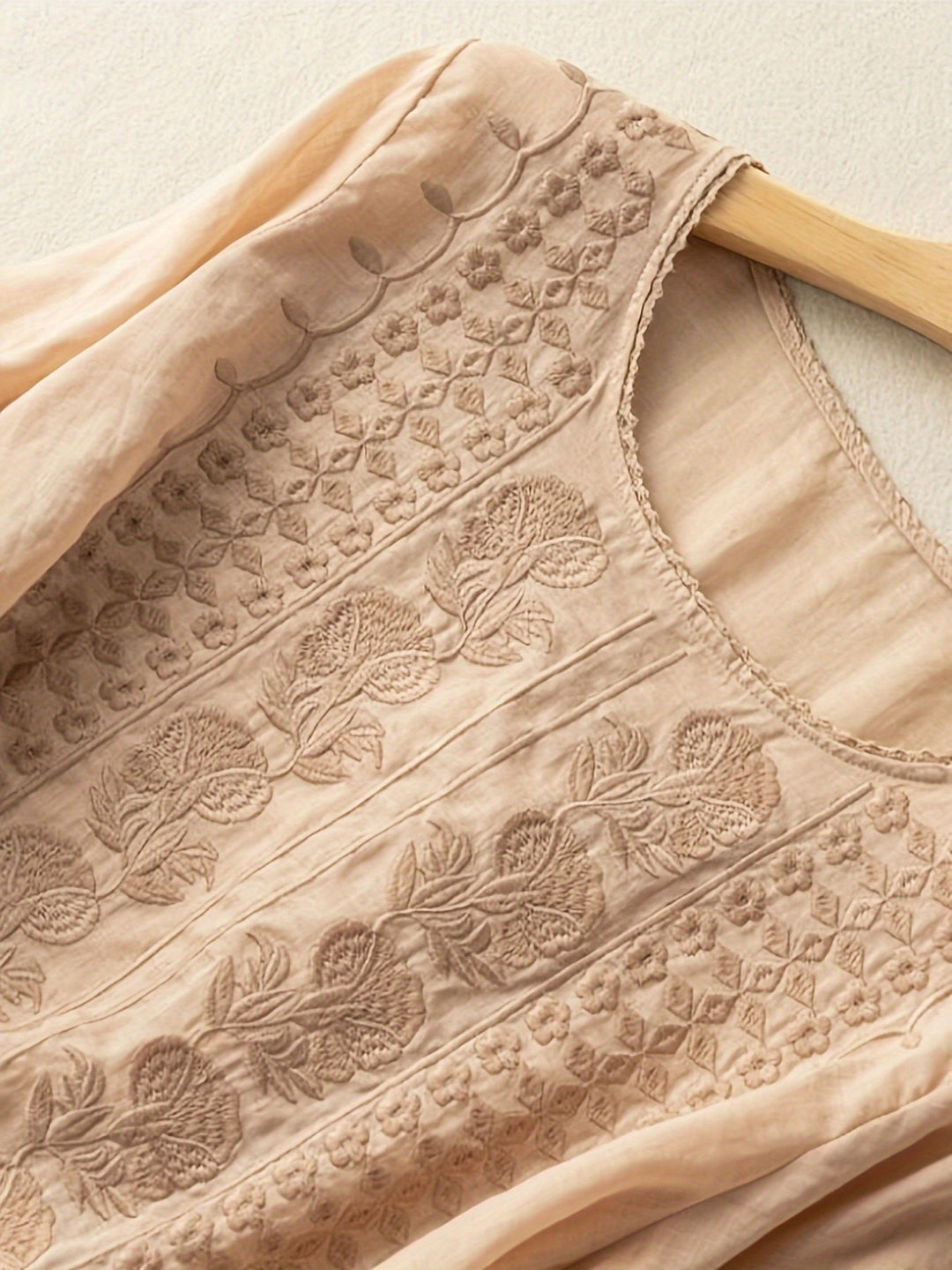 Susannah | Broderet Scoop-Nakke Bluse