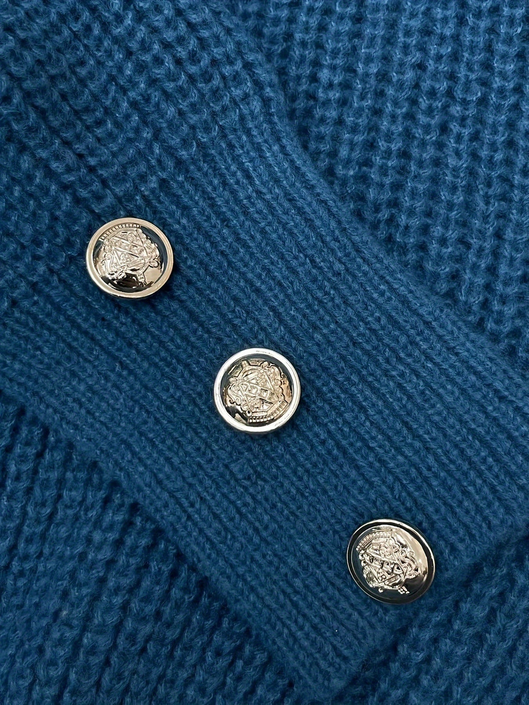 Deirdre | Knap-Trim V-Hals Pullover