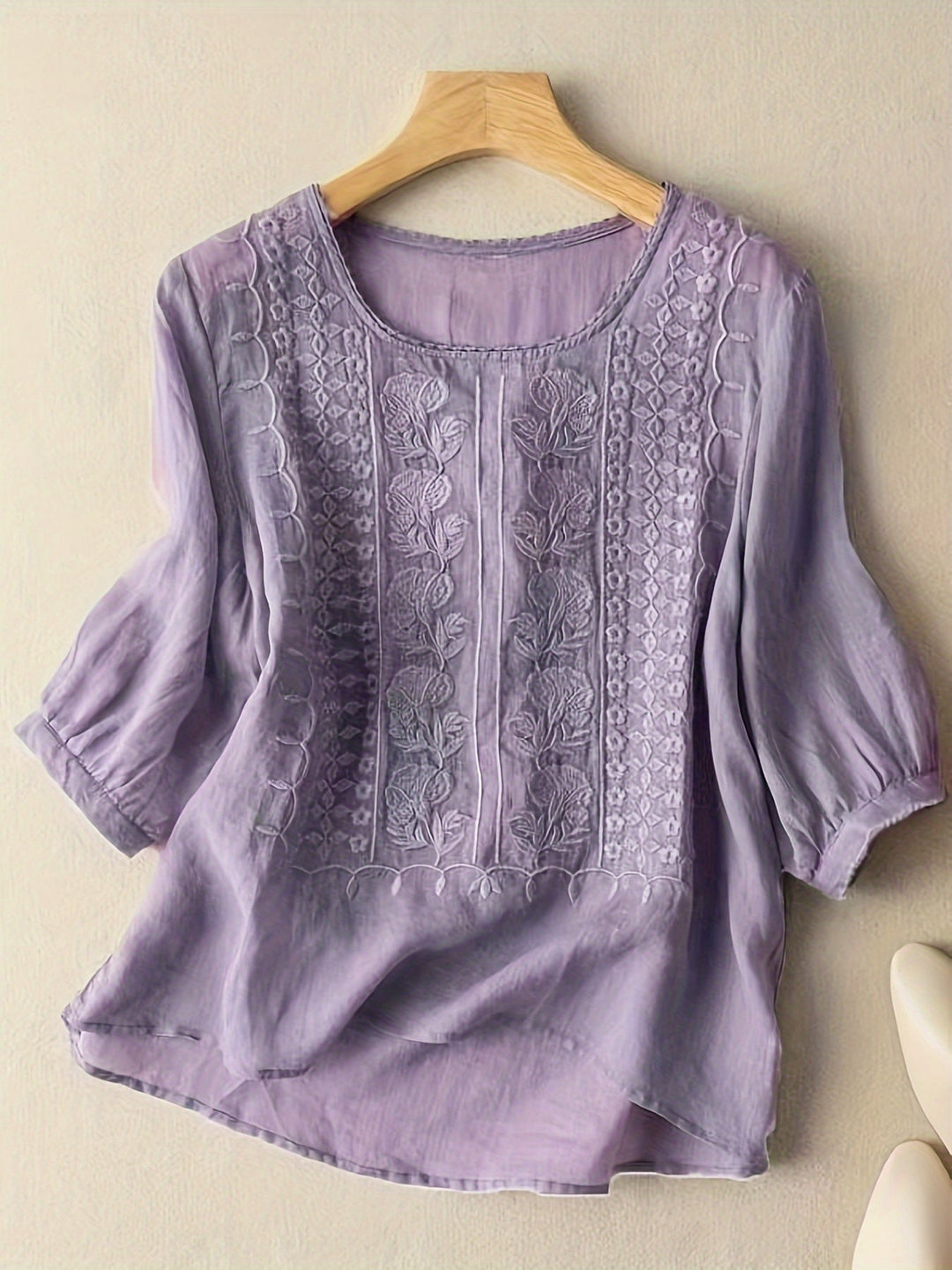 Susannah | Broderet Scoop-Nakke Bluse