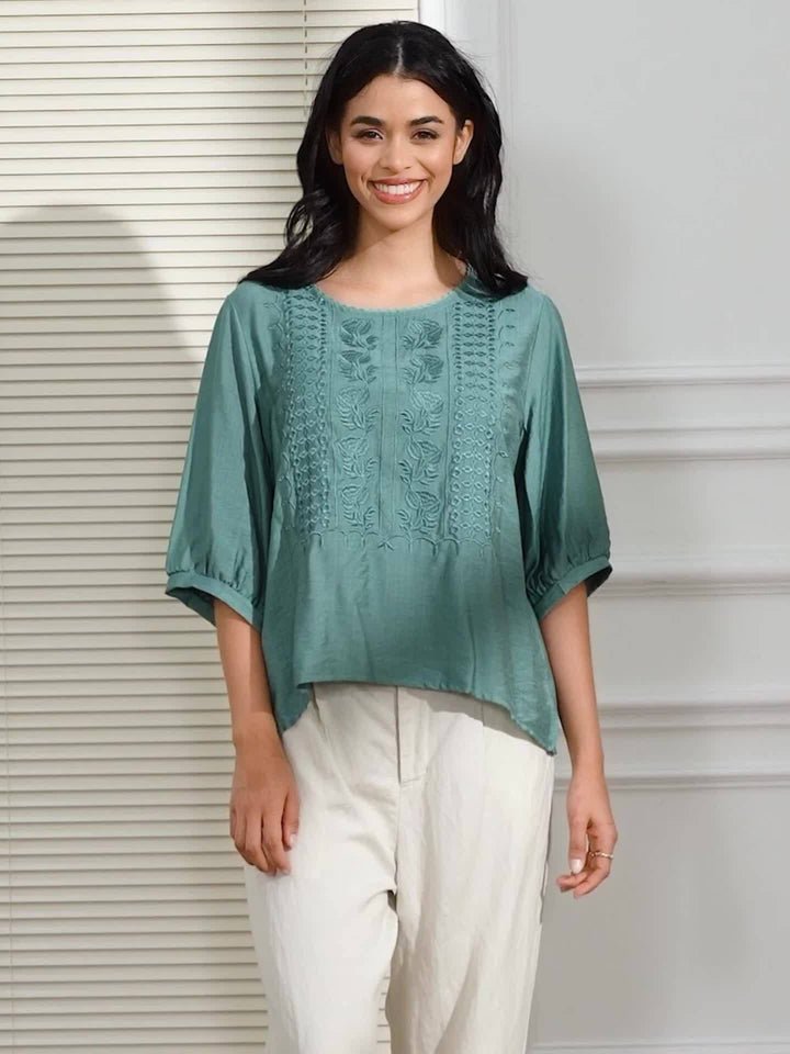 Susannah | Broderet Scoop-Nakke Bluse