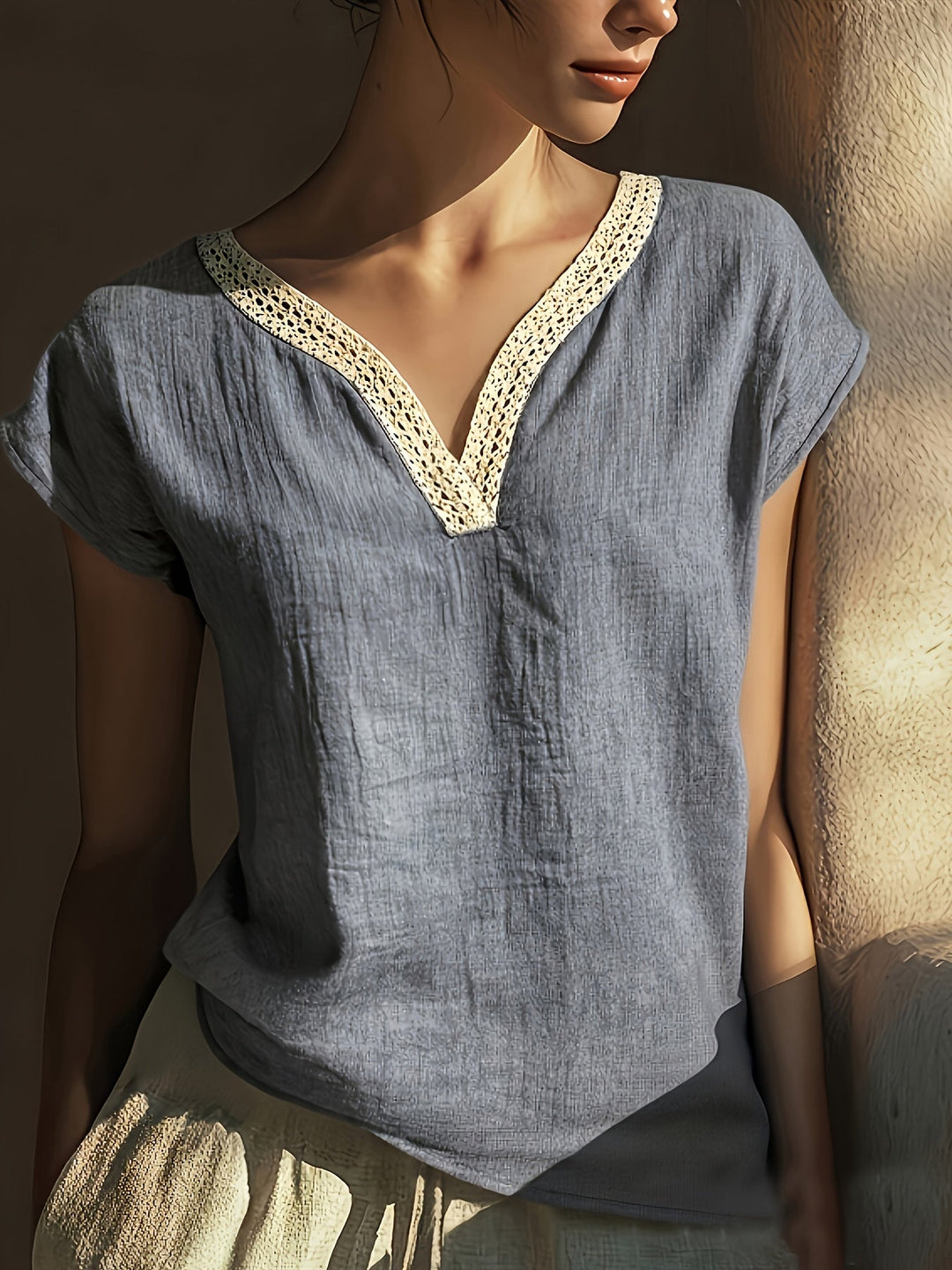 Bonnie | Bluse med V-hals og Blondekant