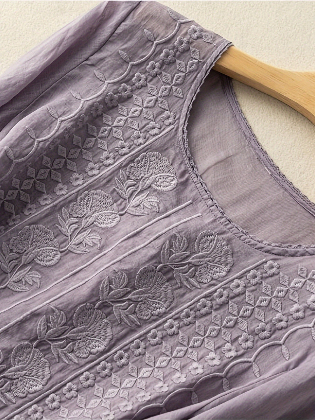 Susannah | Broderet Scoop-Nakke Bluse